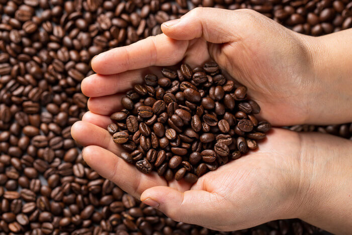 Granos de cafe organico colombiano seleccionados a mano - café de especialidad colombia